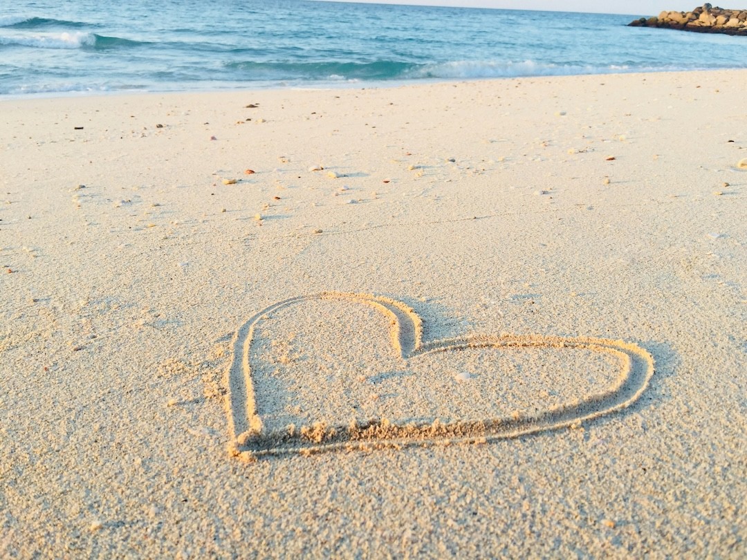 praia com coração no Brasil