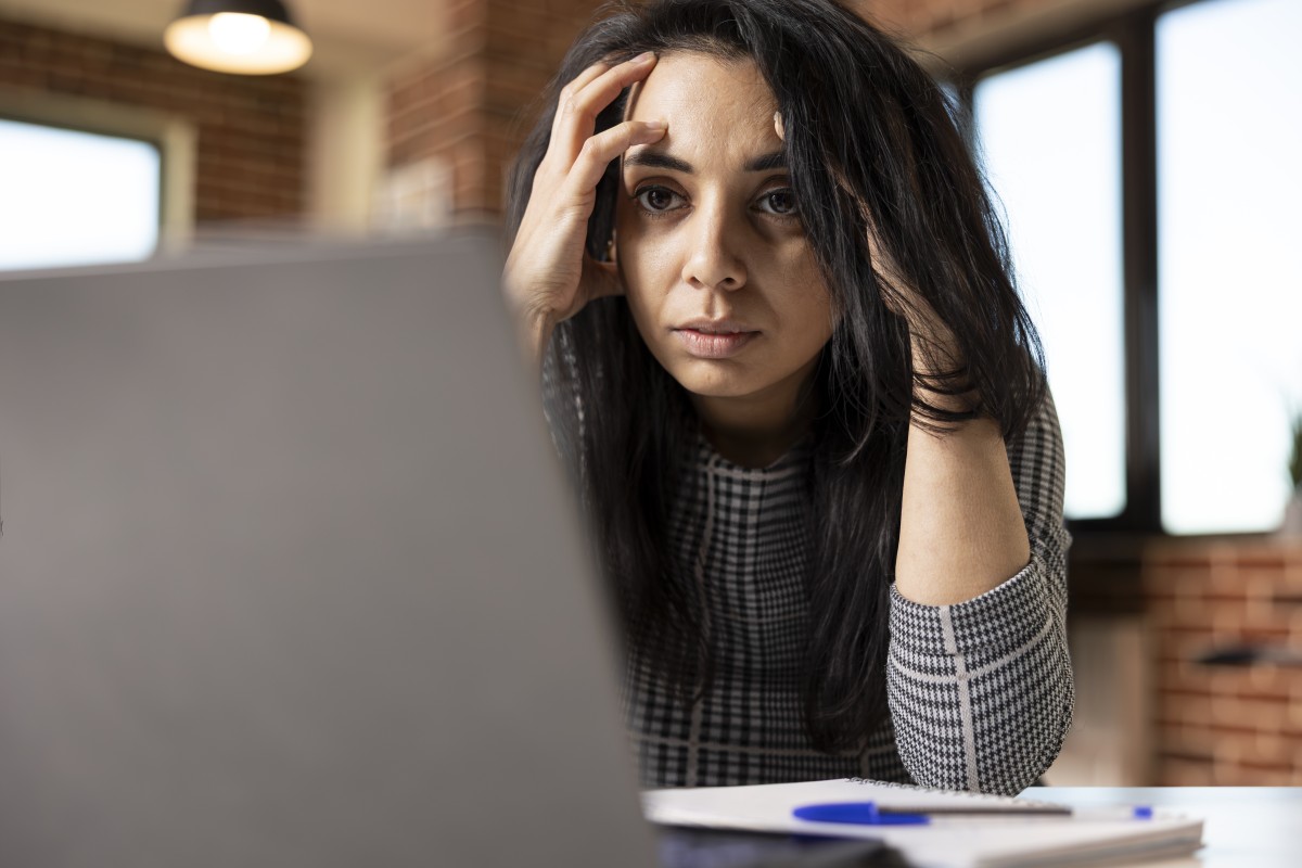 Mulher confusa a interpretar informação no computador