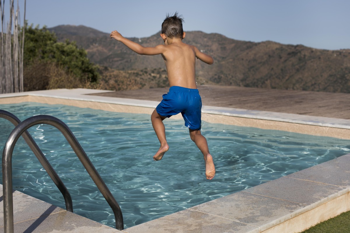 Criança em piscina