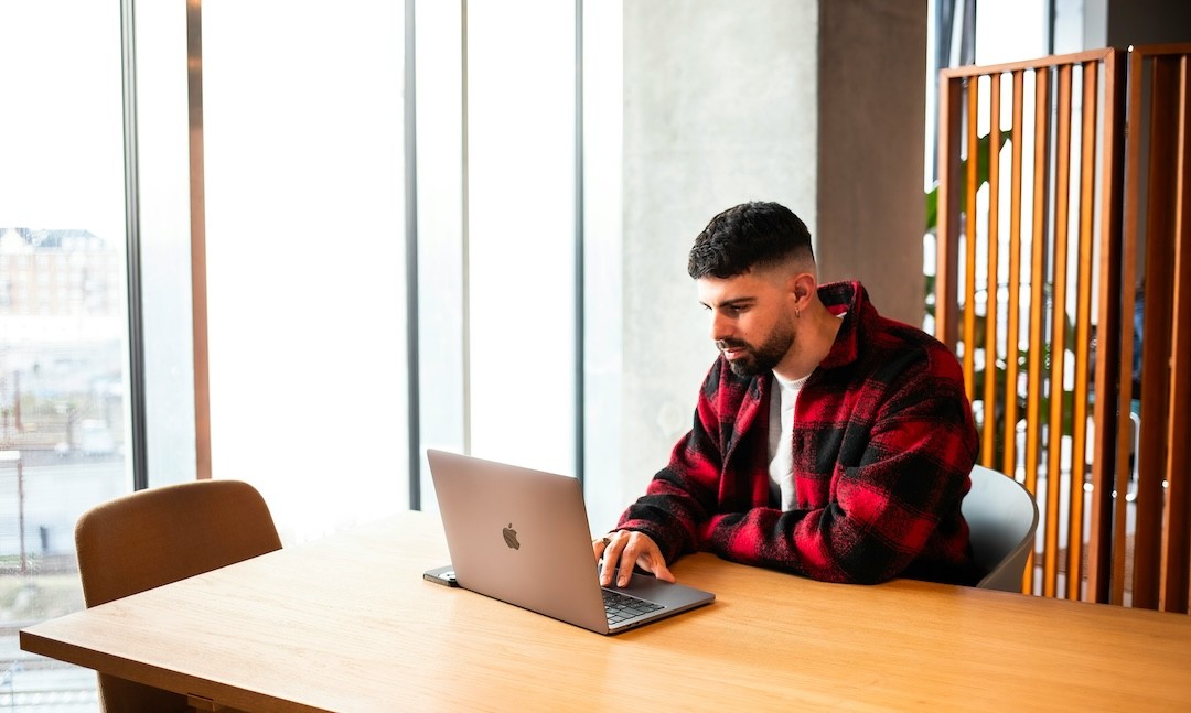 jovem rapaz em frente de um computador