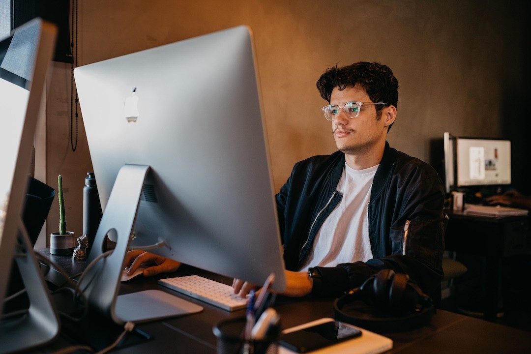 jovem em frente do computador