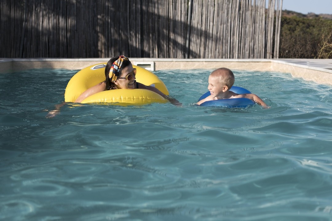 família em piscina