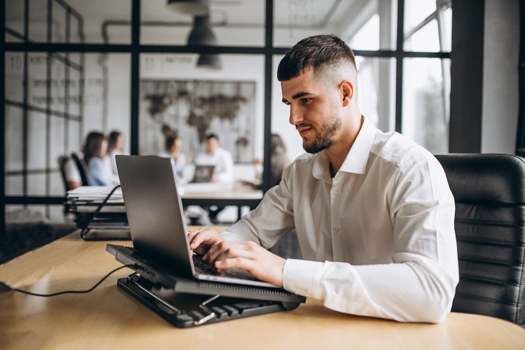 jovem em frente do computador numa empresa