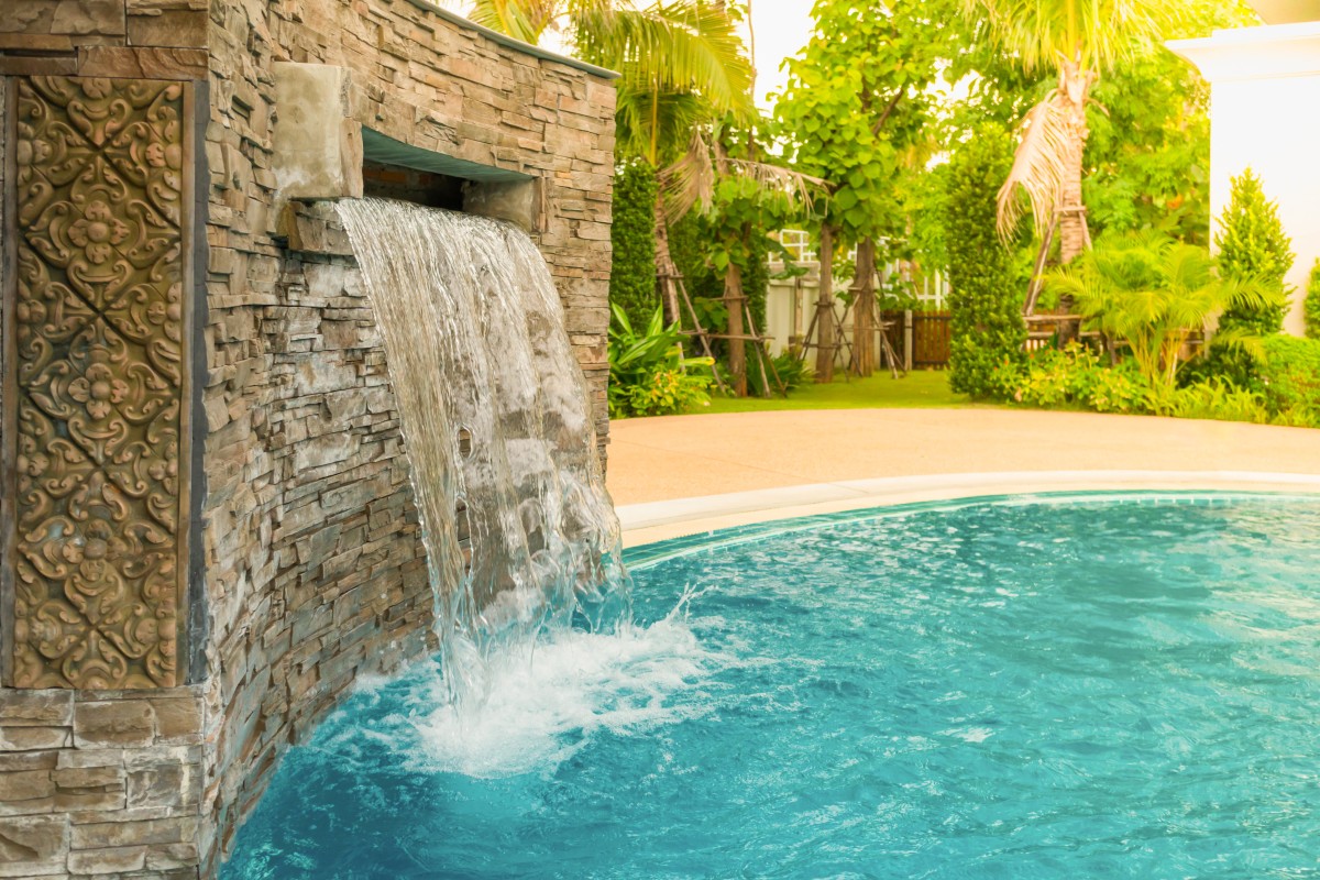 Piscina com cascata