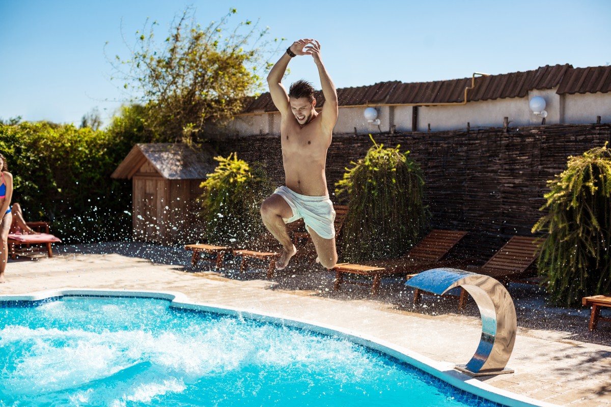 Homem diverte-se em piscina