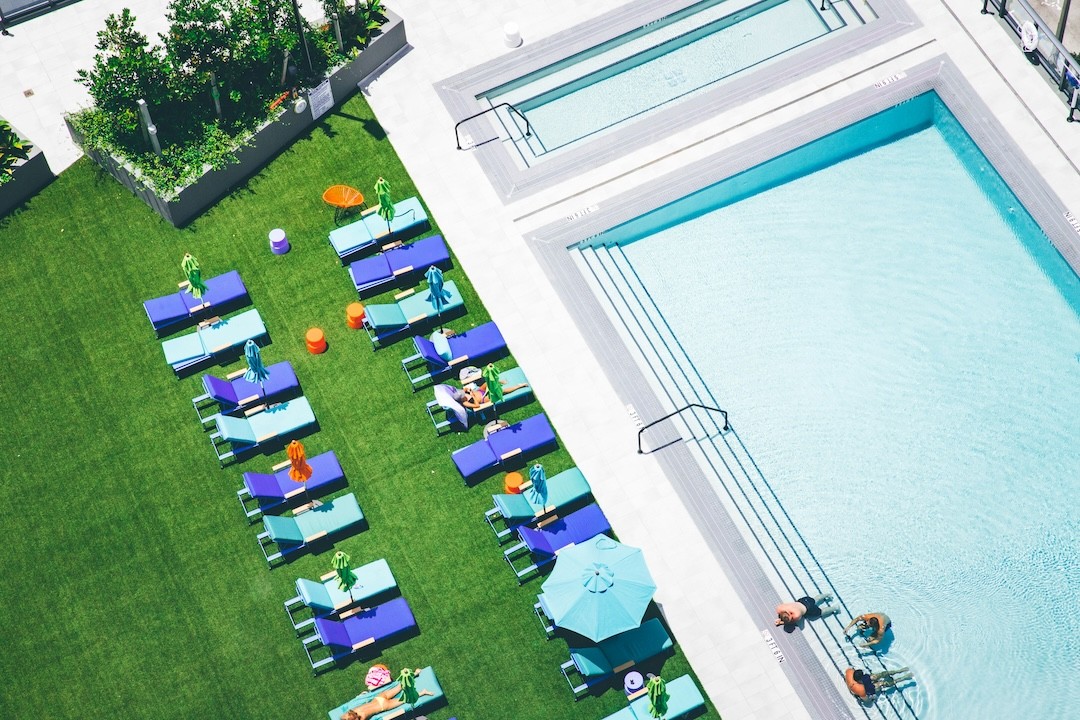 zona da piscina em condomínio