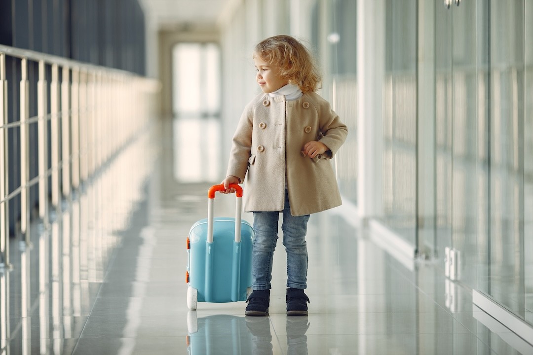 criança no aeroporto
