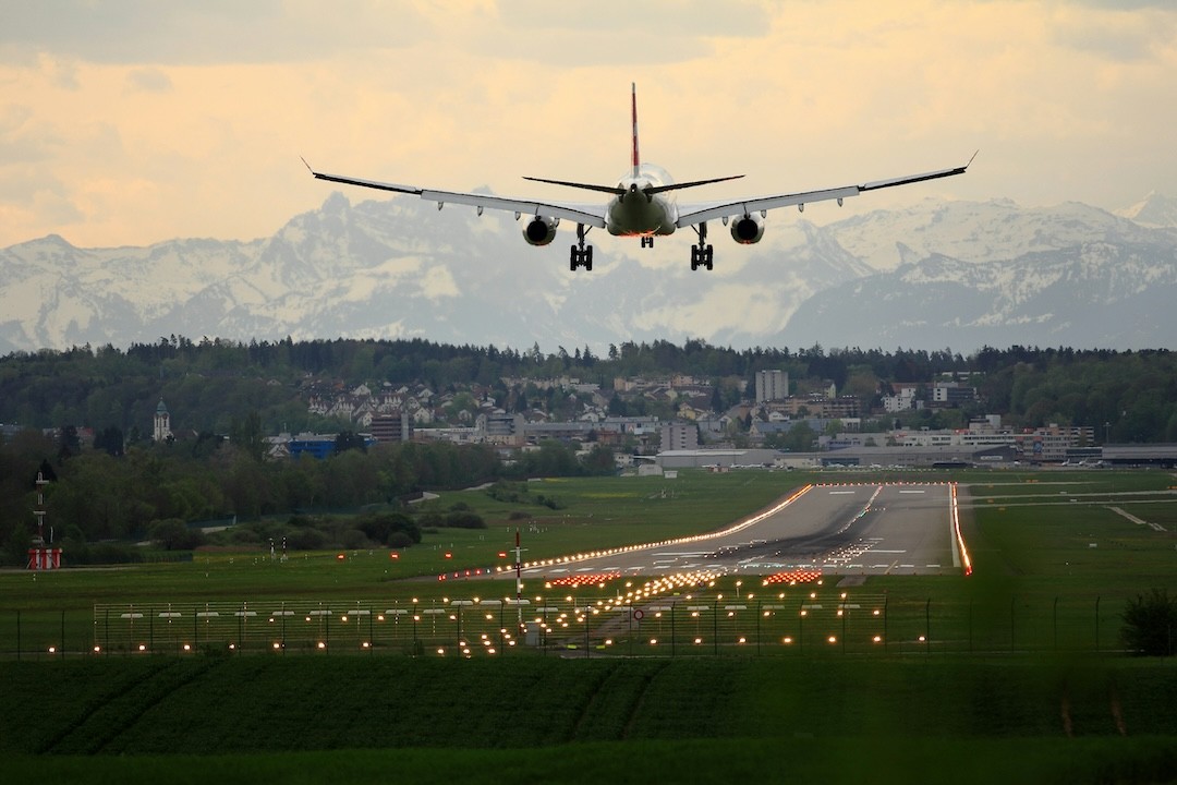 avião a aterrar perto de uma montanha