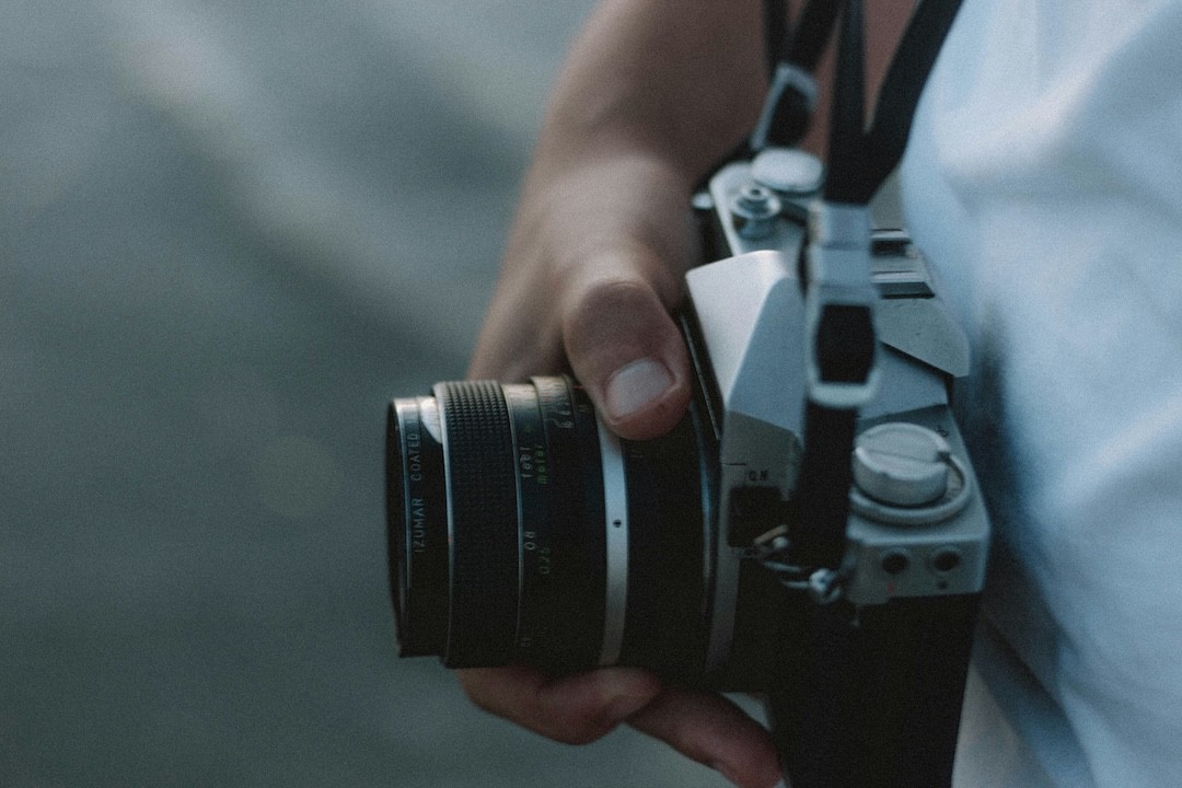 jovem com câmara fotográfica na mão