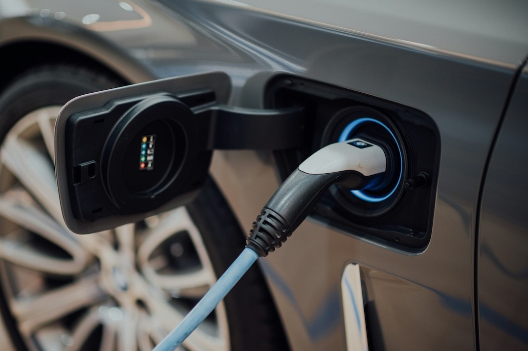 carro elétrico ligado à corrente