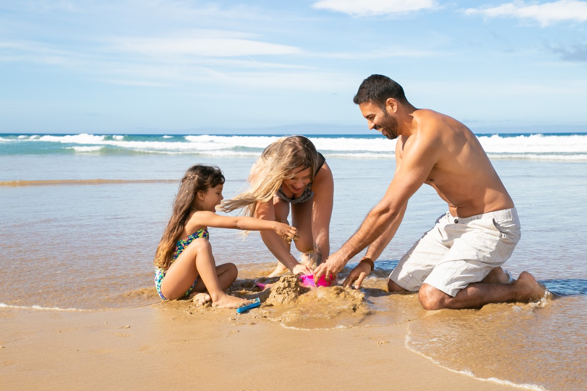 Família de férias na praia