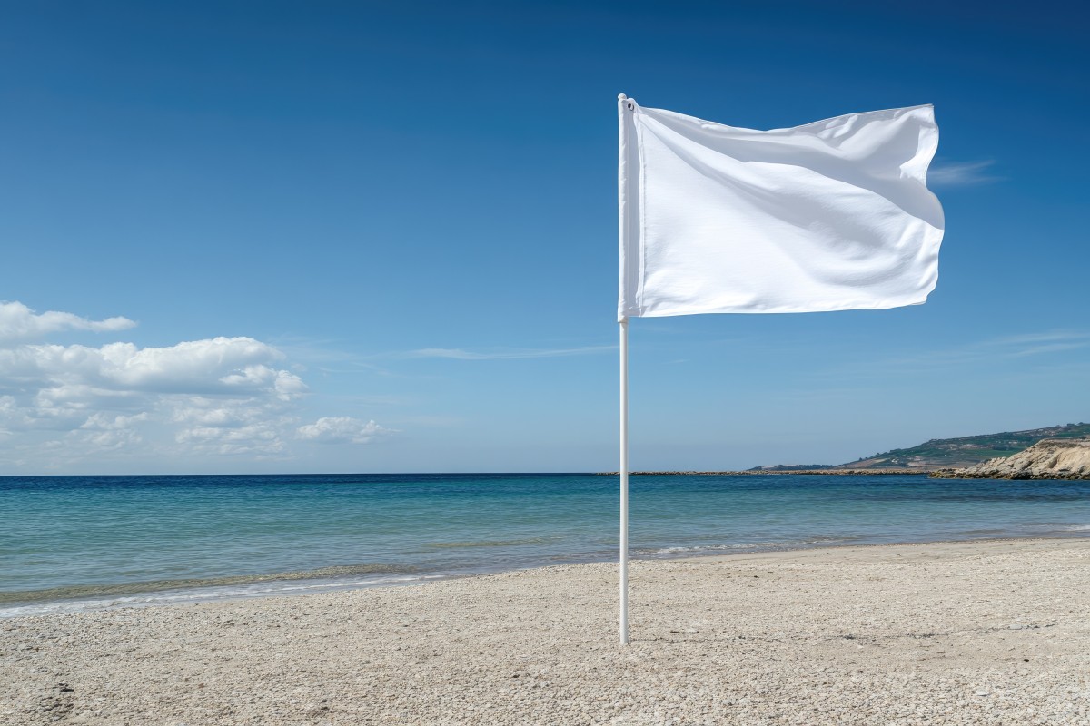 Bandeira branca na praia