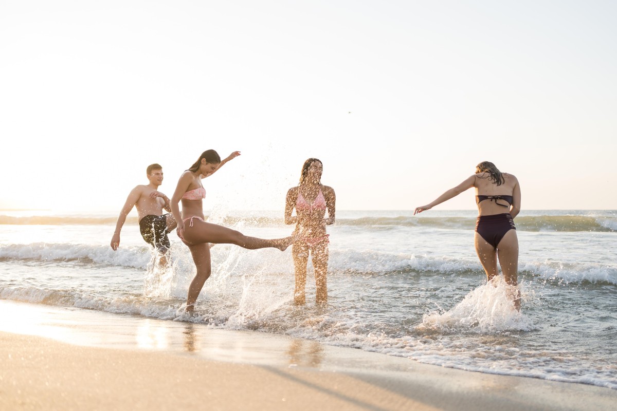 Amigos a aproveitar um dia de praia