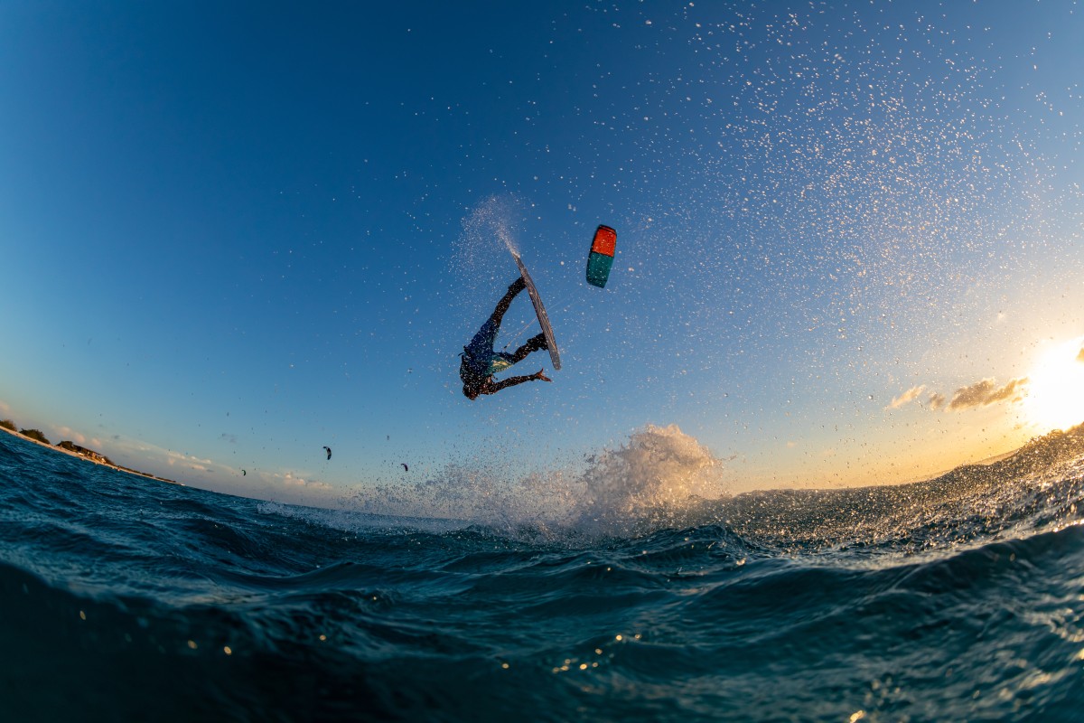 Homem a fazer kitesurf