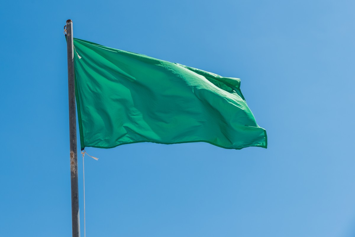 Bandeira verde na praia