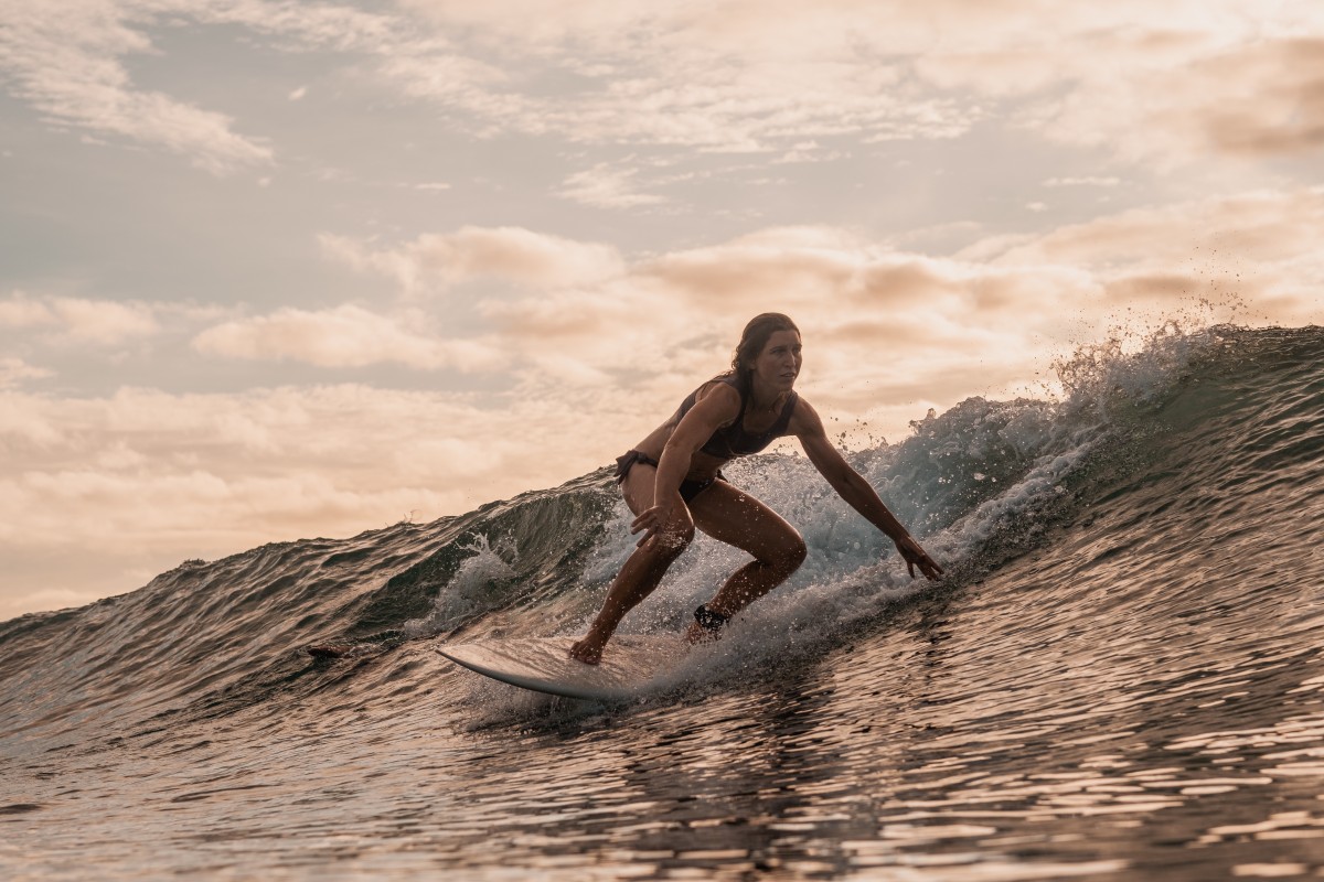 Mulher a fazer surf