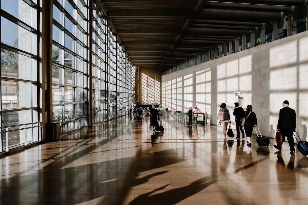 corredor de um aeroporto internacional