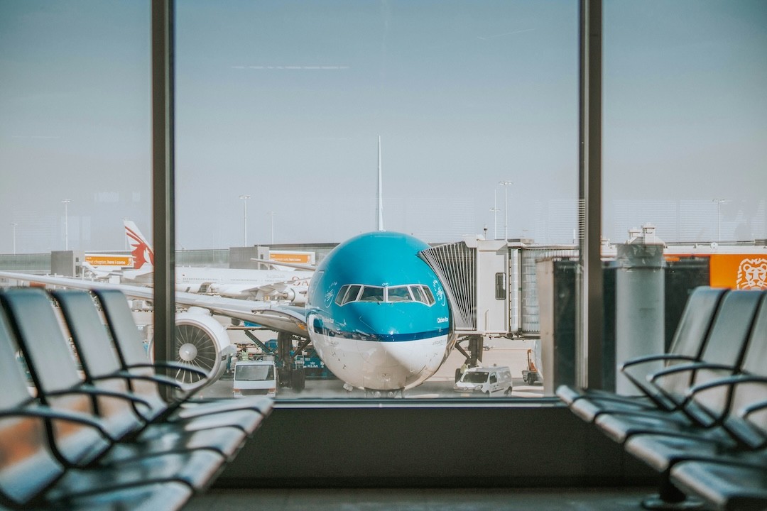 avião num aeroporto