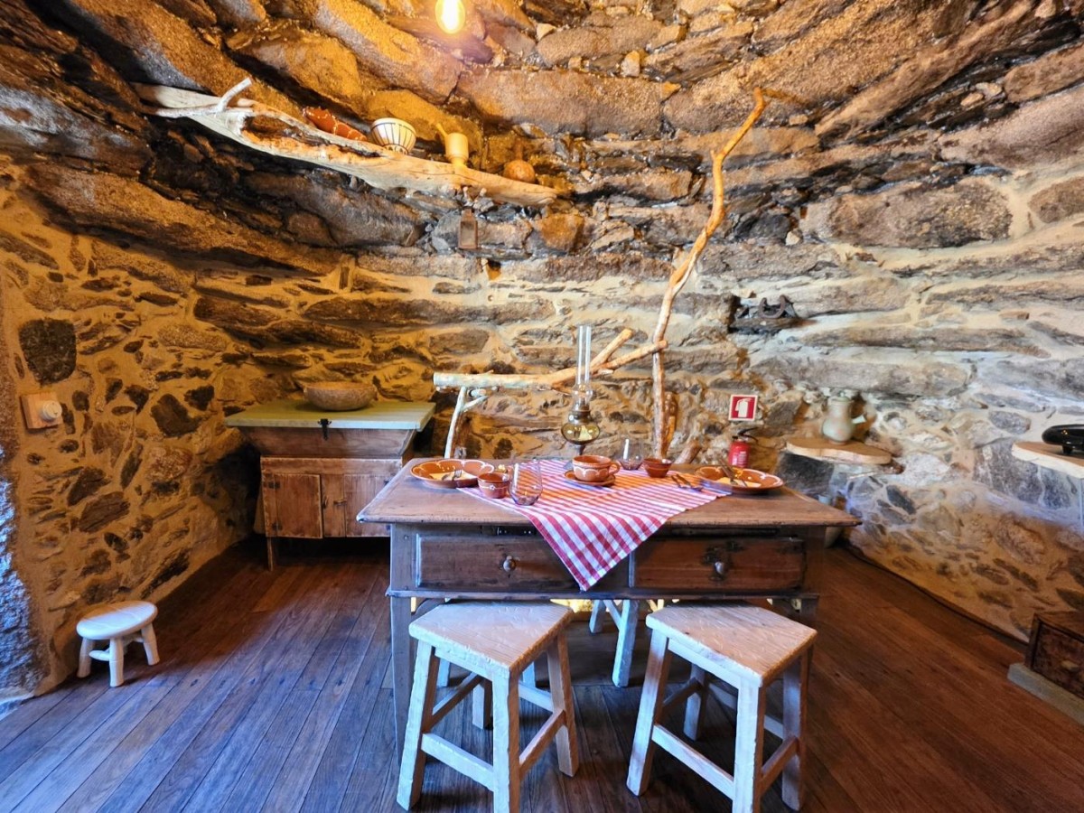 interior da casa Hobbit em Portugal