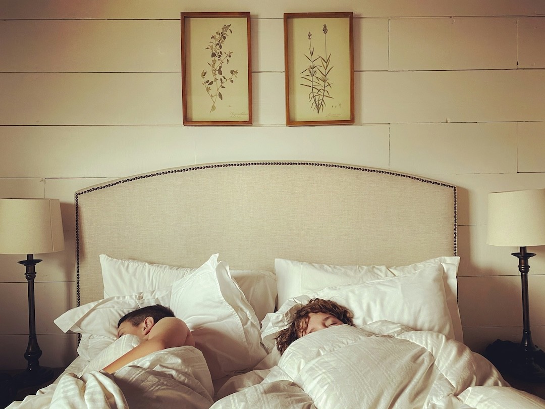 crianças deitadas numa cama