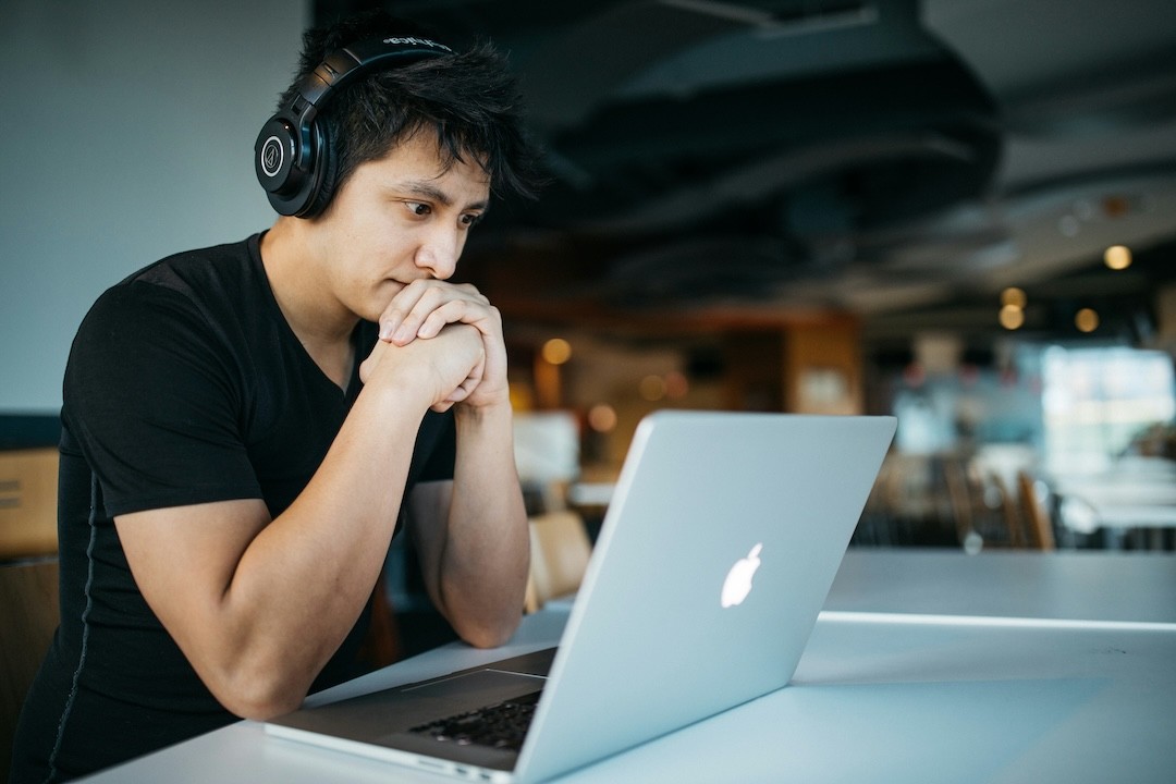 jovem estudante em frente do computador