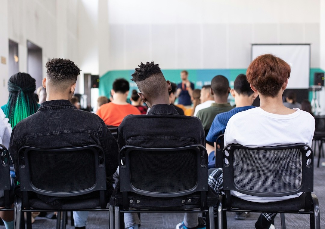 jovens de costas sentados em escola secundária