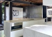 El diseño propuesto se centró en mantener el alma, la forma y las escaleras interiores de la casa original, combinado en un espacio moderno.