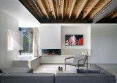 Se mantuvieron algunos elementos esenciales como las vigas de madera del suelo y los listones de madera del techo de la planta principal.