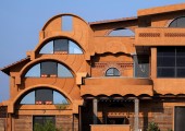 La vivienda presenta una sucesión escalonada de formas abovedadas.