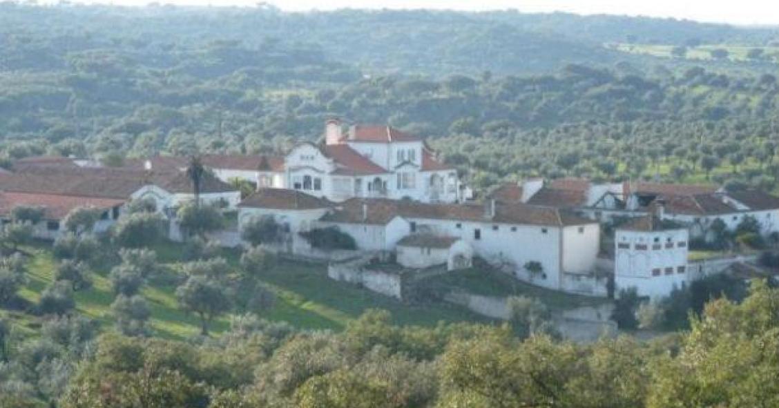 há aldeias e ilhas à venda em portugal