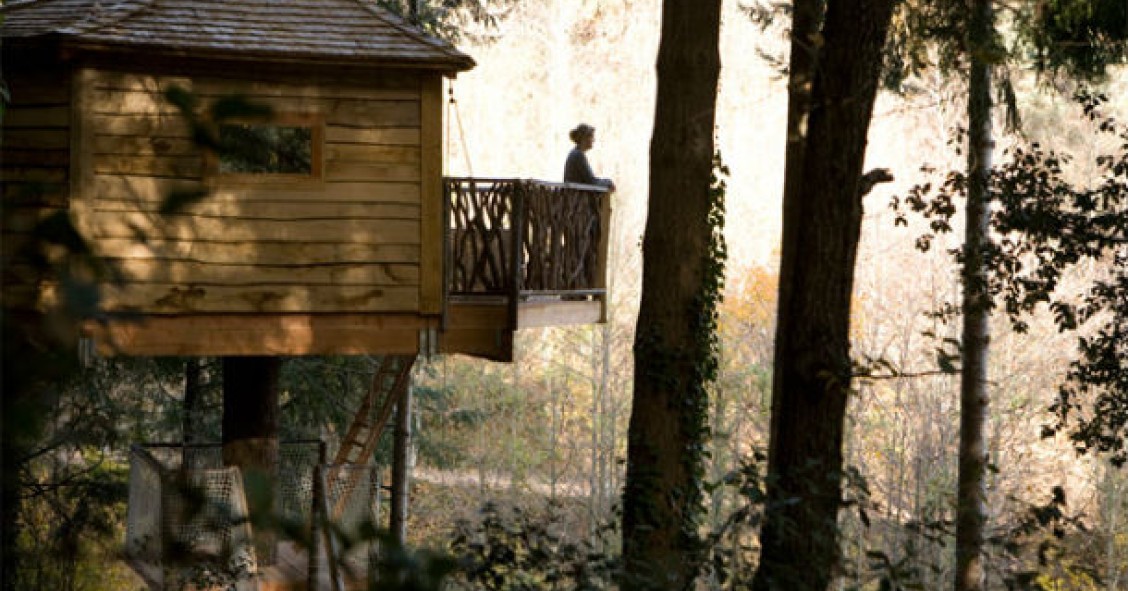 uma das cabanas do hotel cabanes als arbres cabanes als arbres: a experiência única de dormir em cabanas penduradas nas árvores (fotos)