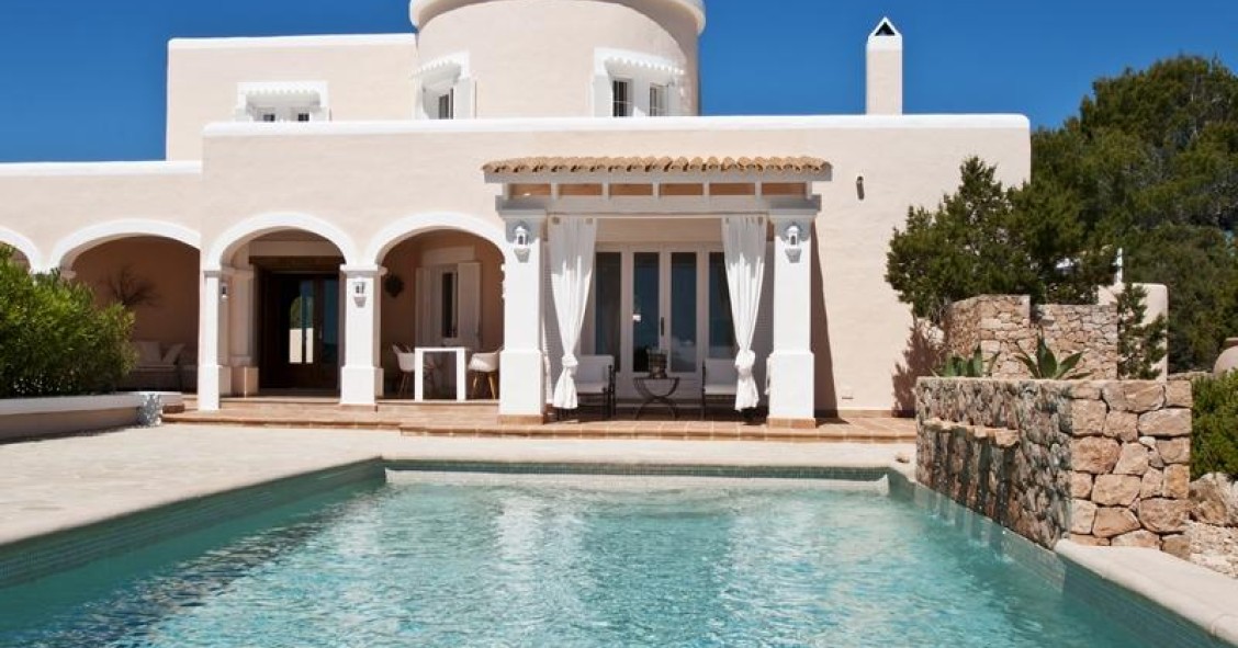 casas de sonho: jardim mediterrânico e vista para o mar de formentera (fotos)