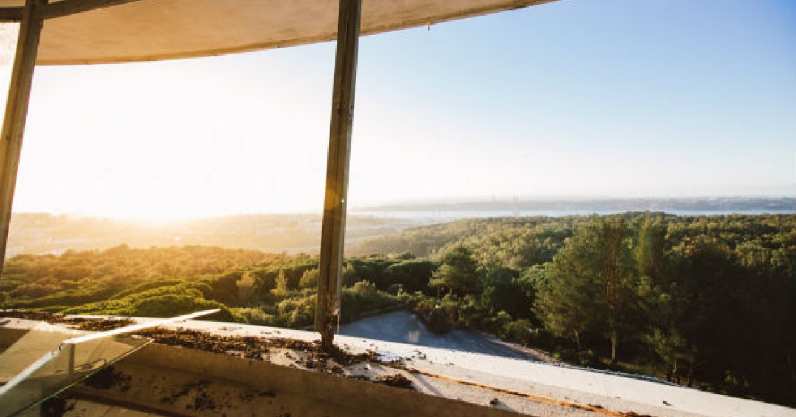 Lisboa: viagem fotográfica ao degradado edifício panorâmico de Monsanto