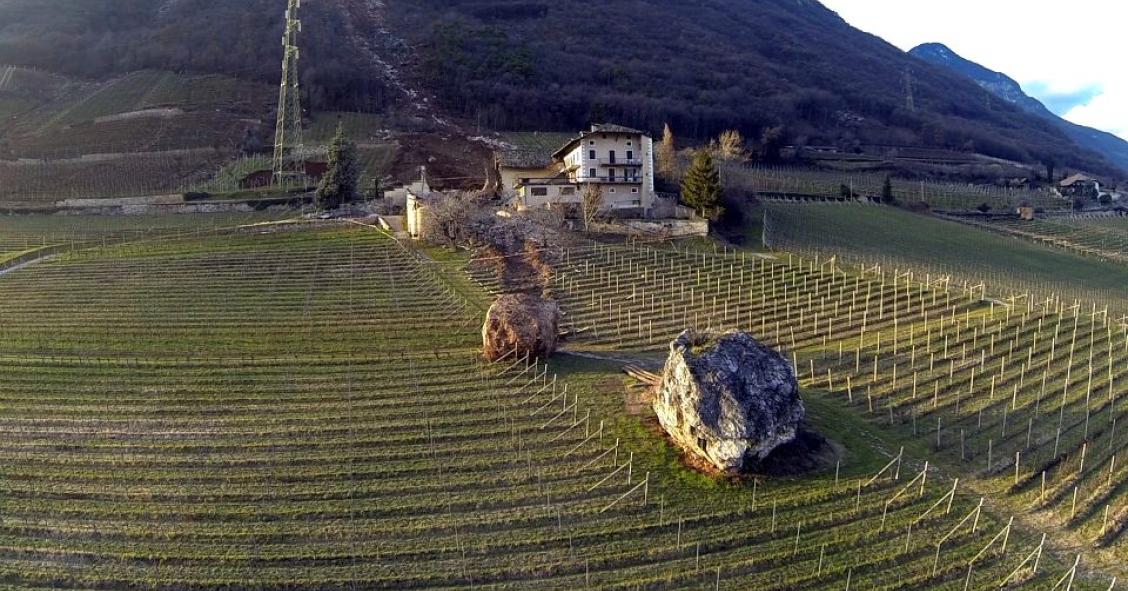 Pedra gigante quase esmaga casa em Itália (fotos e vídeo)