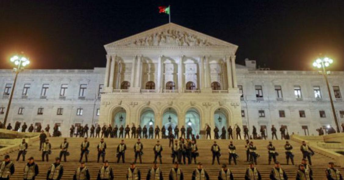Manifestação de polícias termina com dez feridos e duas detenções