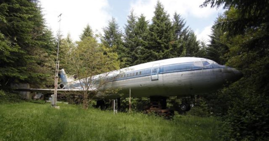 Casa de altos voos: a história de um eremita que vive há 15 anos num avião no meio do bosque