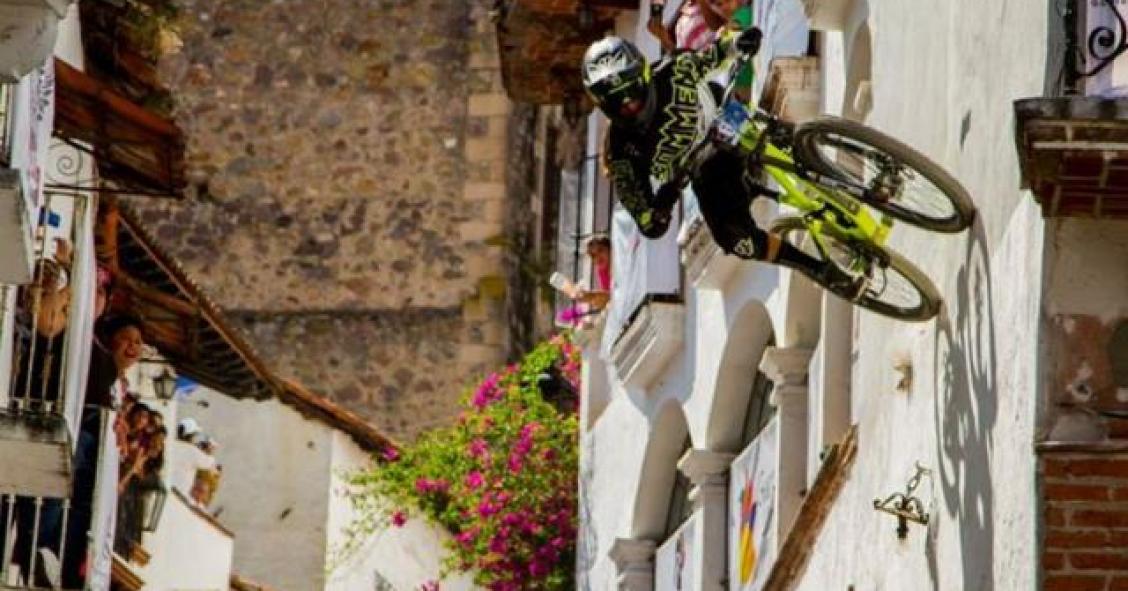 Edifícios, adrenalina e bicicletas: o Downhill Urbano transforma as cidades na melhor pista (fotos) 