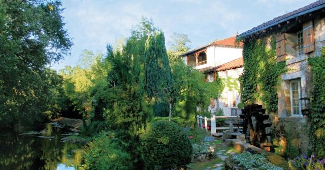 Le Moulin du Roc: dormir num antigo moinho junto ao rio em França (fotos) 