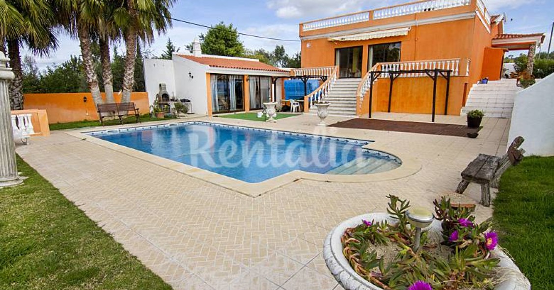 Casas de fim de semana: Conforto, piscina e jardim em pleno Algarve (fotos) 