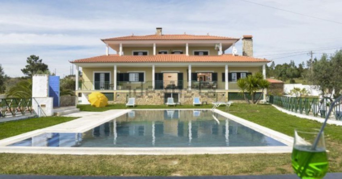 Esta vivenda rústica com piscina está localizada em Portalegre e custa 1.500.000 euros.