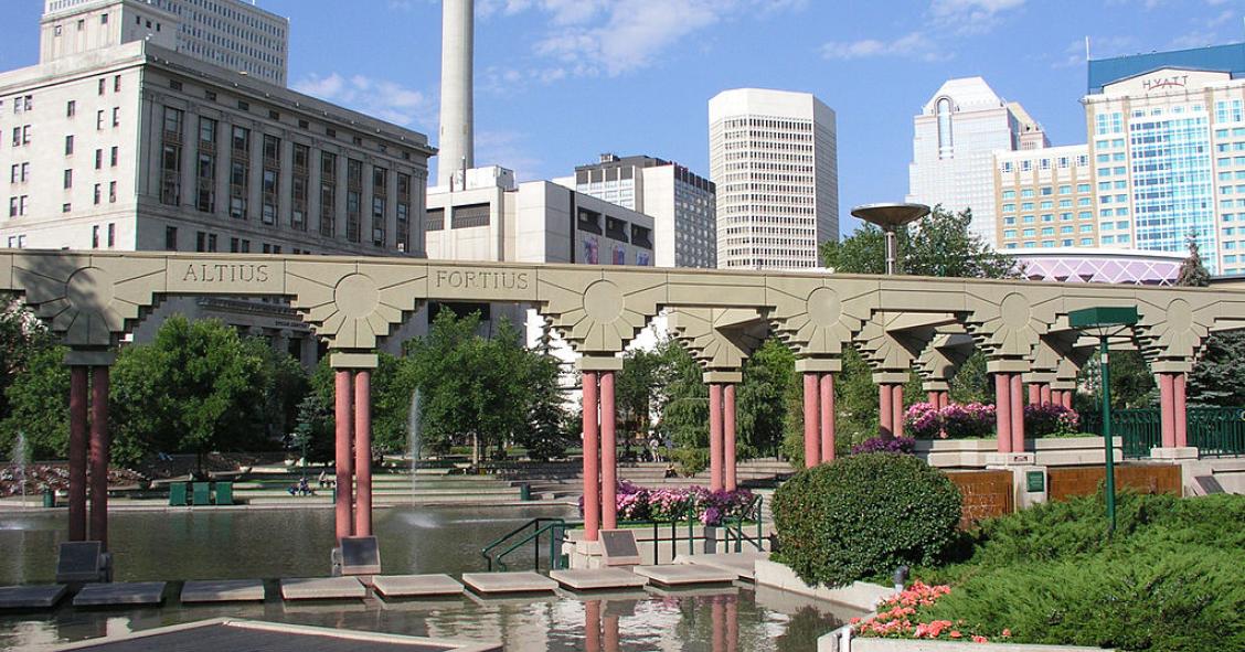 Em Calgary, quem deitar beatas de cigarro para o chão paga multas avultadas (Fotos: Wikipedia). 