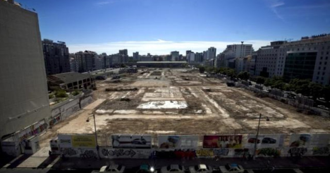 A autarquia quer "desfazer-se" do terreno em hasta pública (Foto: Público).