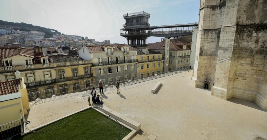 Terraços do Carmo, Lisboa, fotografados pelo Público