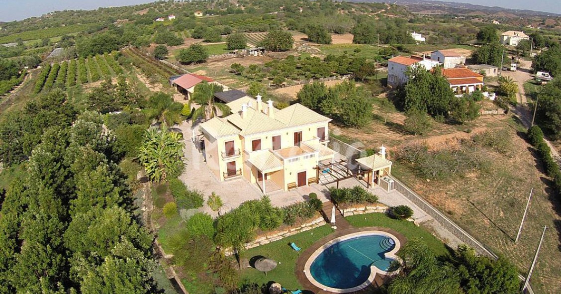 Casas de fim de semana: relaxar numa quinta com piscina em Tavira (fotos) 