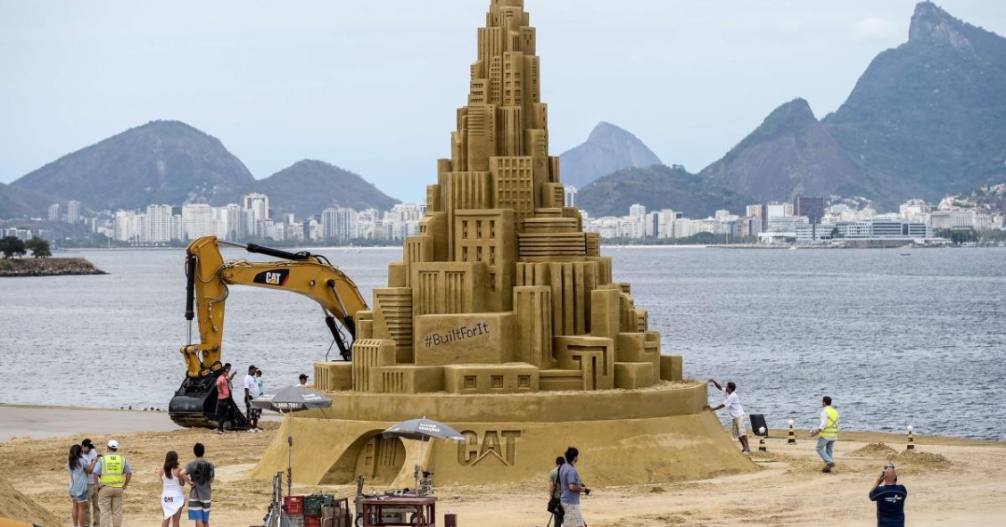 Quinze dias e cinco máquinas para construir o maior castelo de areia do mundo 