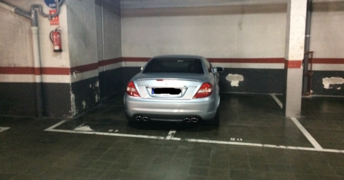 Carro mal estacionado numa garagem comunitária. (Foto: Forocoches).