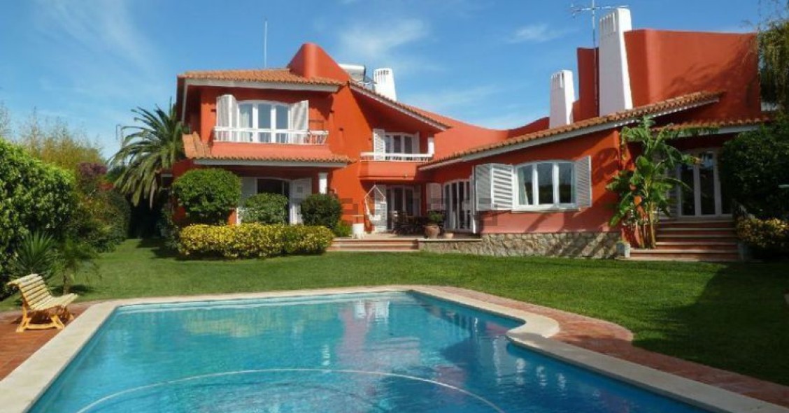 Esta mansão de luxo está à venda em Cascais (Lisboa) por 1.620.000 euros.
