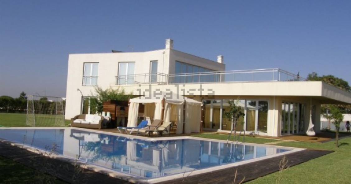 Esta espetacular moradia está localizada em Albufeira e custa 2.250.000 euros.