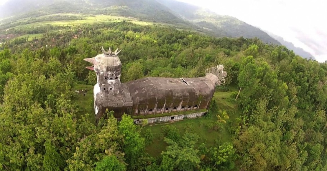 Uma misteriosa igreja abandonada na Indonésia com forma de galinha gigante...