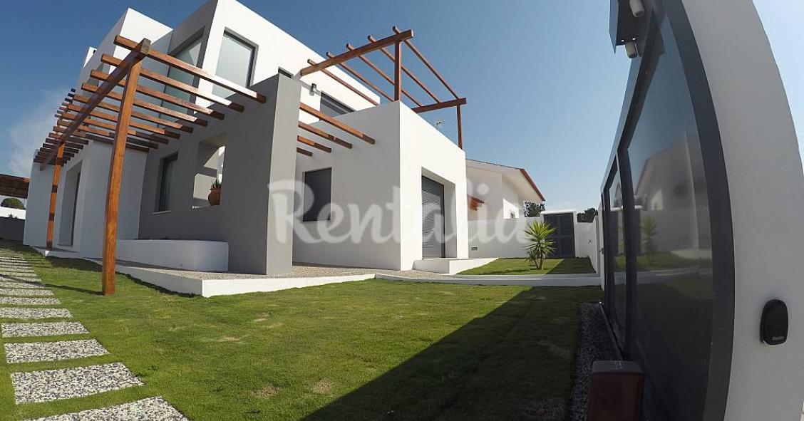 Casas de fim de semana: Abraçar o verão numa vivenda colorida a estrear no Carvalhal (fotos) 